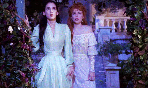 bbcumbercutey:  Winona Ryder (Mina Murray) and Sadie Frost (Lucy Westenra) in Bram