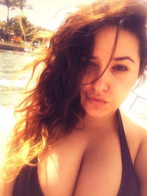 bikiniboob:  Busty Beach Girl