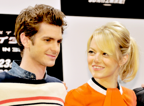 stonefieldofdreams:  9 photos of Emma Stone looking completely in love with Andrew