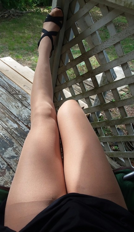 tvinhose: Just relaxing wearing pantyhose!