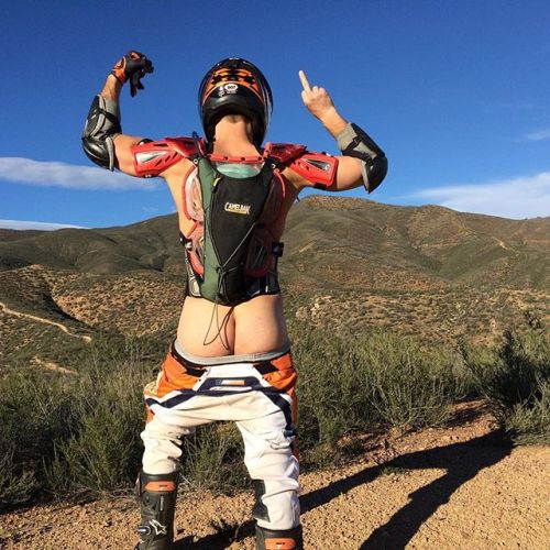 traveladdict227:  George Stults; furry friend, nice ass, rockin’ body