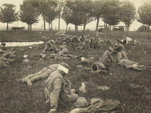 historicaltimes: British and Australian soldiers blinded by a mustard gas attack, Villers Bretonneux