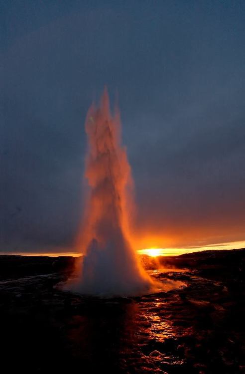 Strokkur geyser erupting.Some time back we covered the rising bubble of this geyser about to erupt (