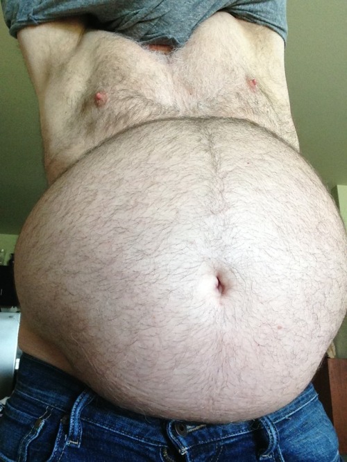 roundgut: dcgluttonhog:  another day off which means another day to stay in and EAT  #bellyidol 
