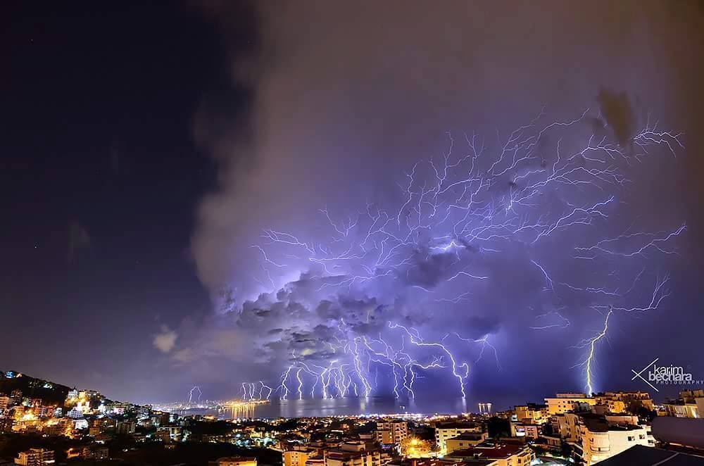 cerebrodigital:  #NaturalezaImpresionante.  Tormenta eléctrica en Beirut, Líbano. 