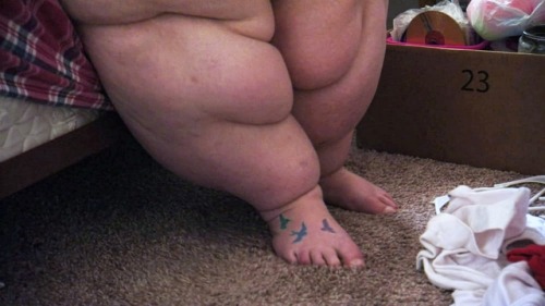 waddlegirl:bellylifter:Lovely Lacey around the house.  Wonder if she needs a roommate?? Goals!!!
