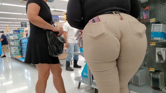 hunteryoung91:This Wal Mart workers big booty was eatin them pants up!! She was one