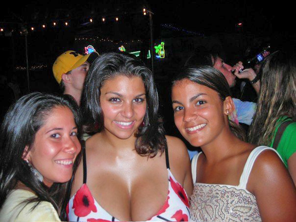 busty-teens:  Party boobs