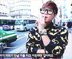 keyeomi:  Jjong’s graceful pinky when he points 