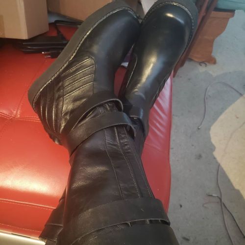 I forgot to mention this earlier, but my boots finally arrived from @jdos_props ! With mailing restr