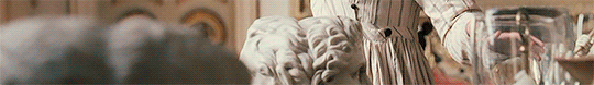 Gif de uma cena do filme Orgulho e Preconceito. Gif de Elizabeth tocando em esculturas na mansão de Darcy.