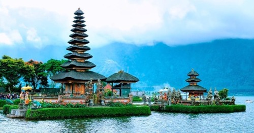 Floating temple of Ulan Danu on the Bratan Lake in Bali, Indonesia  . . #ulandanu #bratan #lakebrata