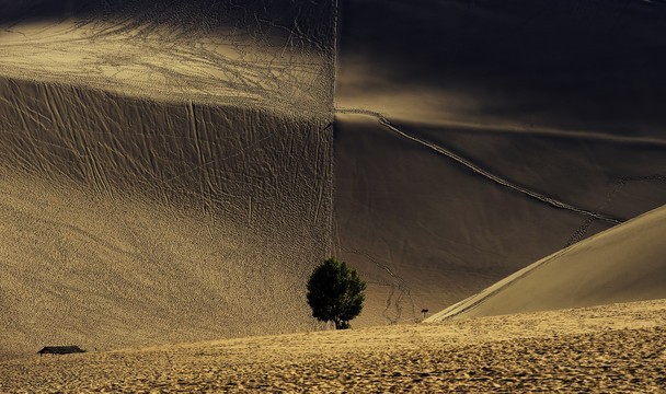 untrustyou:  The Quiet Desert (Dunhuang, China)  The situation of the desert on left