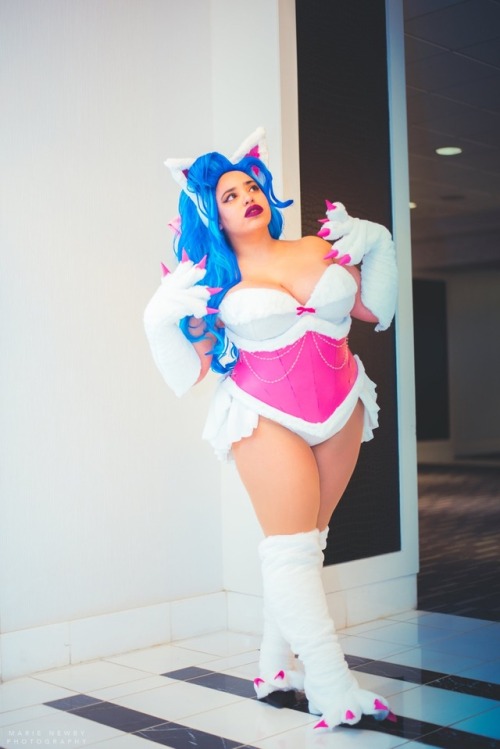 My Felicia Cosplay! Based off No Flutters Art! Worn at Katsucon 2018! AndPhotograph by Marie Newby