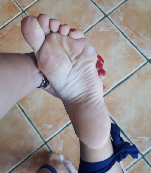 soles-obsession:@soletanas Support her she is new