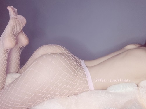 little–sunflower:waiting for some spanks 🙈💗more of me 💗 wishlist 