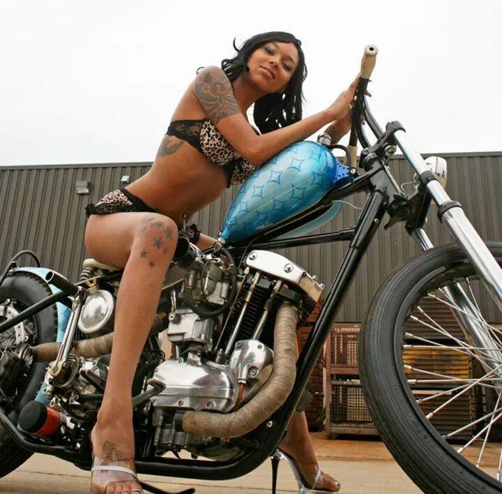 chicksandchoppers:  Hot!