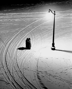 Undr:  Fred Stein Embrace, Paris, 1934