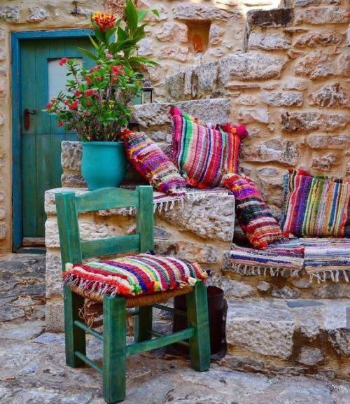 gemsofgreece:Traditional decor, Areopoli, Laconia, Greece. I ‘ve seen similar chairs very far from L
