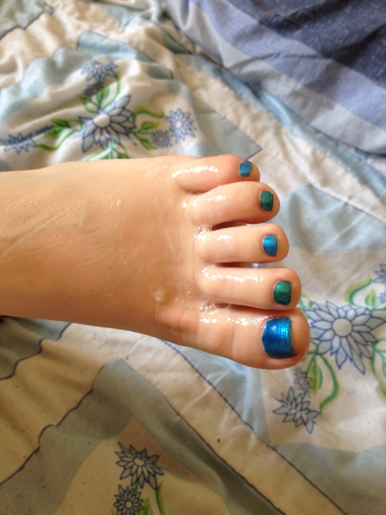 ellessexyfeet:  I’m lucky my lady loves footjobs;)  Might delete these soon though