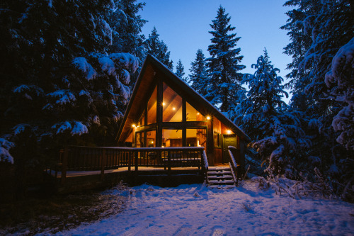 A chalet in Southcentral Alaska during a Winter blue hourInstagram- @jakeelko