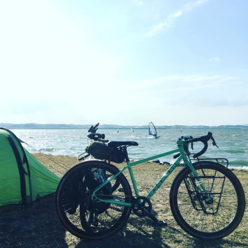 green-cog: CAMP VIBES 風強いけど。 #fairdale #fairdalebikes #weekender #greencogcc #campvibes #camp #taric