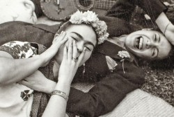 inthemoodtodissolveinthesky:  Frida Kahlo and Chavela Vargas  Nada vale más que la risa y el desprecio. Es fuerza reir, y abandonarse, ser cruel y ligero. La tragedia es lo más ridículo que tiene el hombre pero estoy segura, de que los animales,
