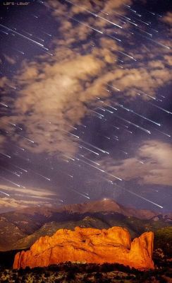 sixpenceee:  Meteor shower over Pikes Peak,