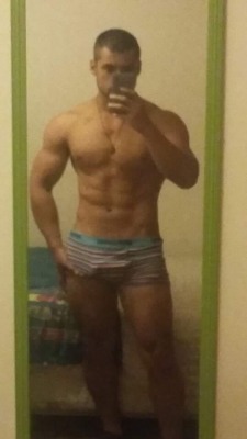 gayheteroschilesstg:  Víctor Felix 26 años. Hetero caliente. Personal Trainer de gym O2 vitacura. Es de Maipu.  Aporte de facebook