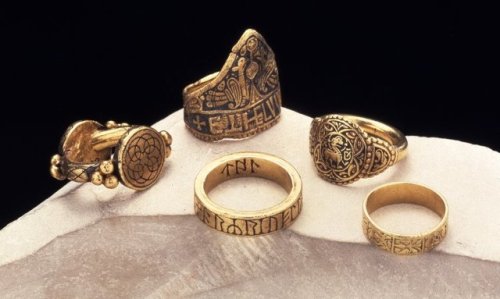 theancientwayoflife:~ Pair of royal finger rings. Date: A.D. 828-858 Place of origin: Laverstoc