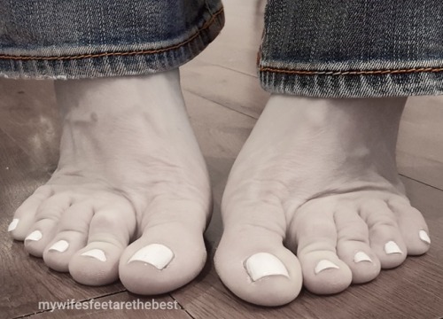 mywifesfeetarethebest: Triple threat! Barefoot, Bluejeans and white toes.