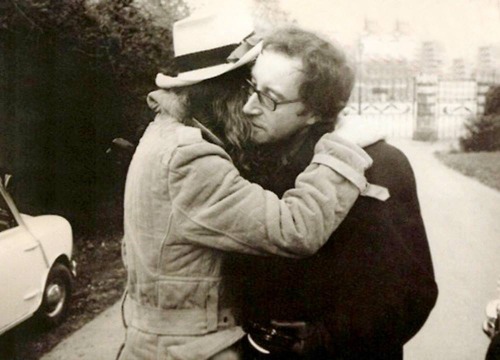 George Harrison hugging Peter Sellers at the gates of Friar Park. (1974)