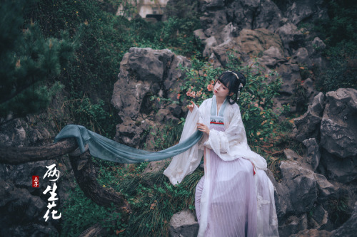 Artistic conception photography: 两生花, twin flowers. Traditional Chinese hanfu. Photo by 疯子