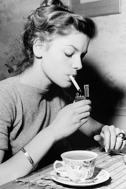 vintagegal:  Lauren Bacall c. 1940s 