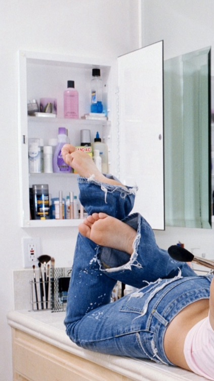 lovetotasteher420:  celebfeet69:Kaley cuoco’s feet  ❤️❤️❤️❤️👃👅👣