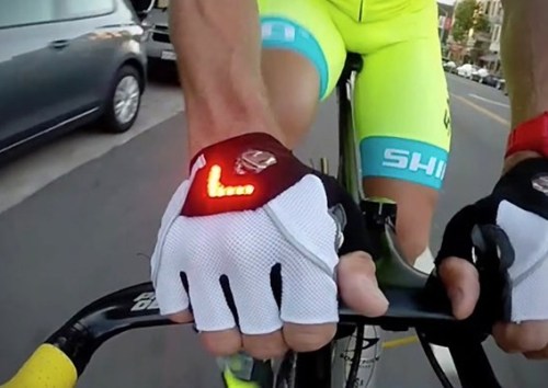 avialbikes: The LED Turn Signal Gloves from Zackees is an awesome way to signalize to others that yo