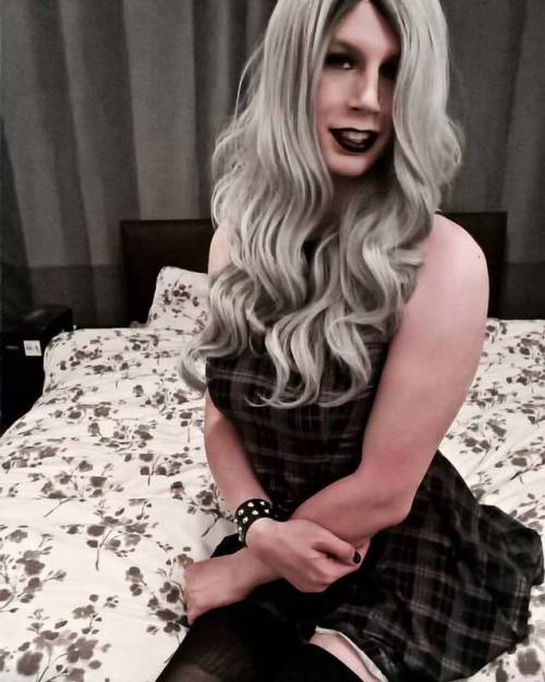 Hey there cutie, what ya doing there?......#crossdresser #tgirl #tranny #femboy #sissy #ladyboy #cro