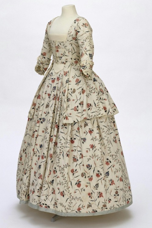 lookingbackatfashionhistory:• Caraco and petticoat.Place of origin: England Date: ca. 1770-1780 Medi