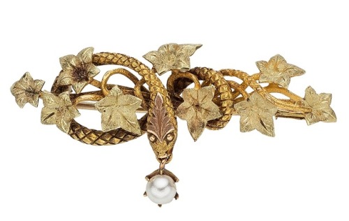 cair–paravel:Victorian gold brooch with a pearl.