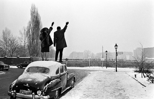 elle-il-eux:   Léon Herschtritt - Berlin Wall, Christmas 1961. 