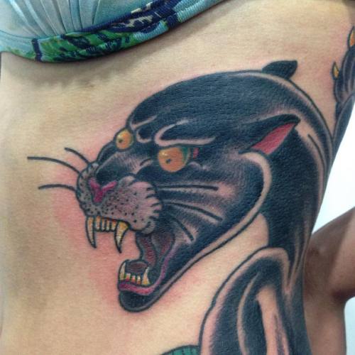 Detalhes@tradicaotattoos#tattoo #tradtattoo #classictattoo #panthertattoo #detail (em Tradição T