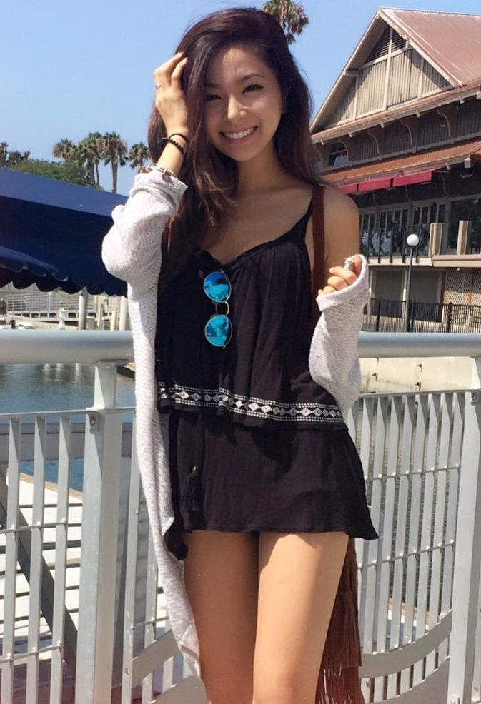 sgrubking:  stunning gorgeous lady. the only straw she should be sucking from is