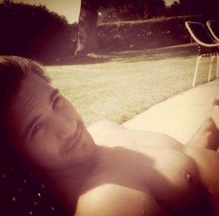 naked-straight-men:  Want to see more like this? Follow me: STRAIGHT-NAKED-MEN DEZ