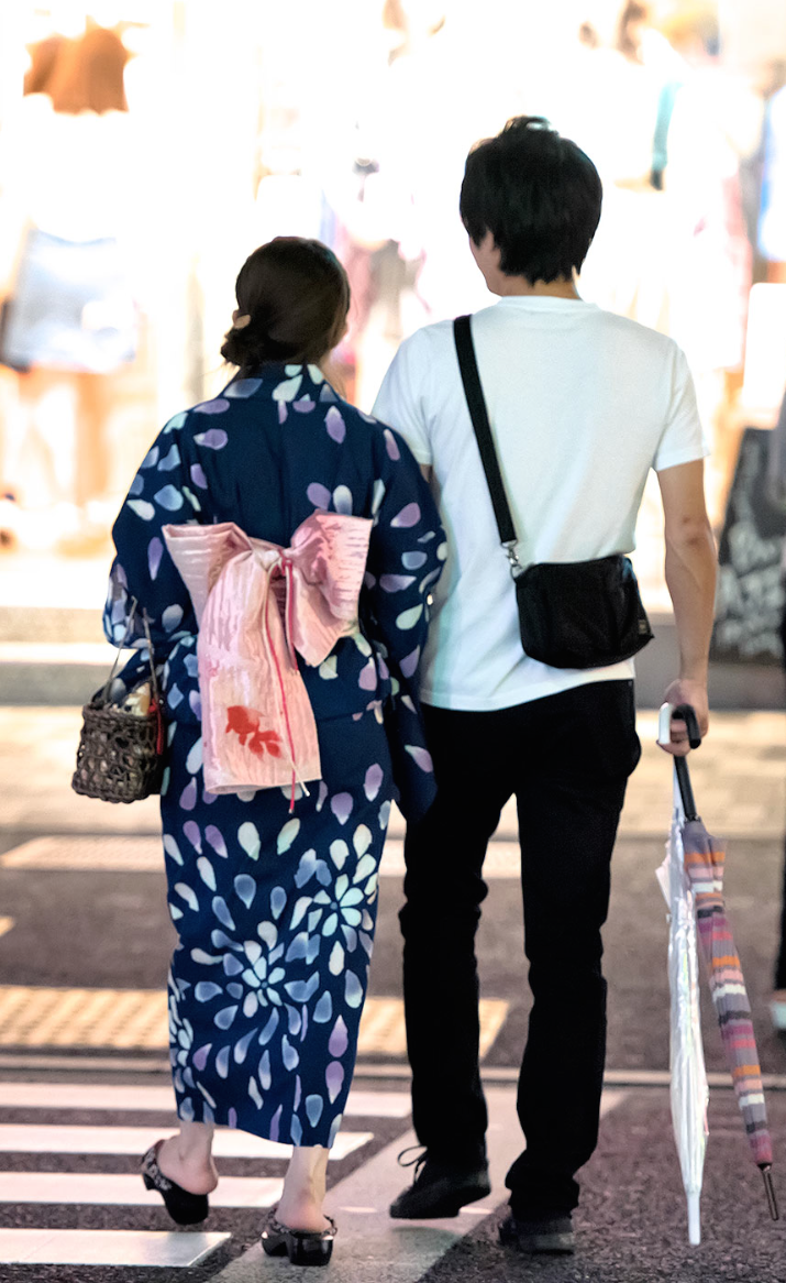 germancitygirl:
“I love the koi on the back of her obi.
If you want to see more images from the Jingu Gaien Fireworks Festival, click here.
”
