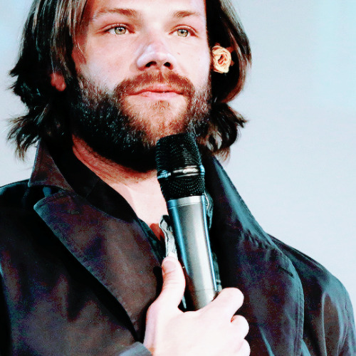 wellcometothedarkside:  sunflower!child  (◕ฺ‿◕ฺ✿ฺ)    ©   Jared Padalecki