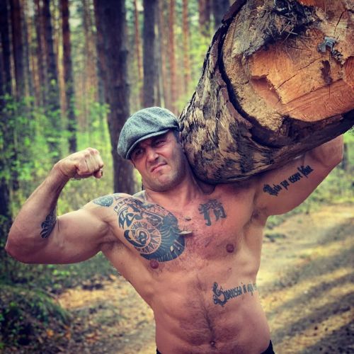 wrestlingbaramuscle:If he can lift that, imagine what he could do with an over the shoulder backbrea
