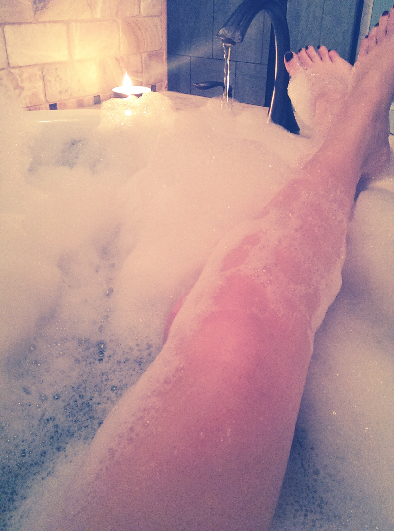 baby-fatale:  Bathtime :3