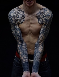 faqoloqy:  I’ve reblogged this before but shit, I want sleeves like these 