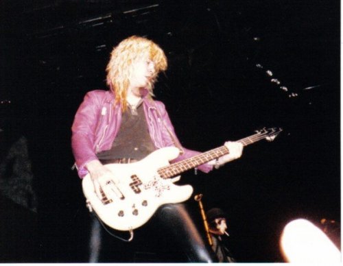 duff wearing axl’s jacket