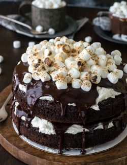 delicious-food-porn:  Hot Chocolate Cake with Marshmallow Buttercream  Yum